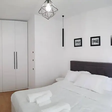 Lina -tia Lovely New Bazaar Apartment *