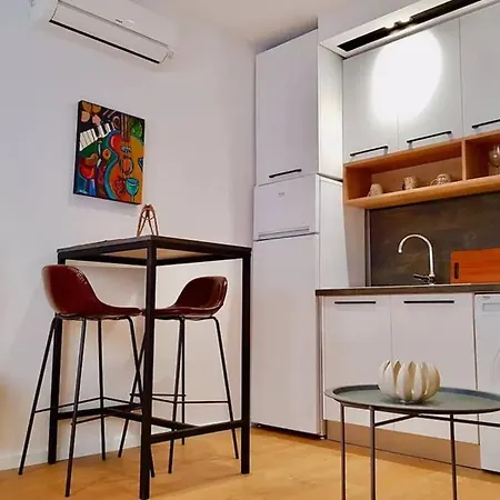 Lina -tia Lovely New Bazaar Apartment